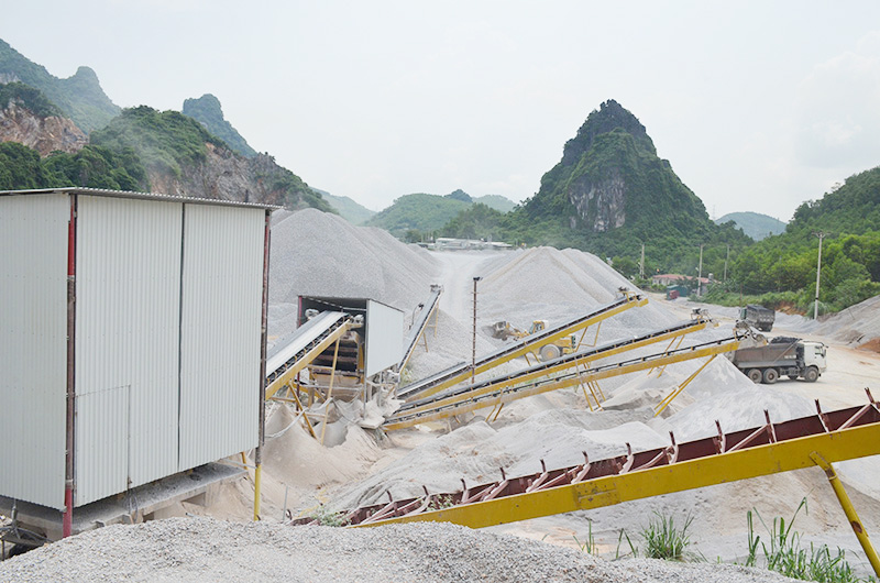 Khai trường sản xuất đá của Công ty CP Xây dựng Quảng Ninh tại xã Thống Nhất được lắp đặt xây dựng nhà khung, hệ thống phun nước dập bụi.