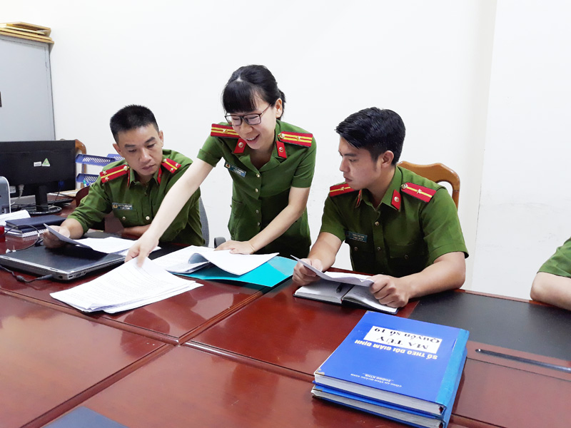 Thiếu tá Vũ Việt Phương hướng dẫn cán bộ các quy trình giám định.