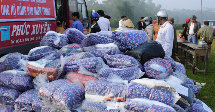 Hội VHDN thành phố Uông Bí Trao quà cứu trợ cho đồng bào lũ lụt miền Trung.