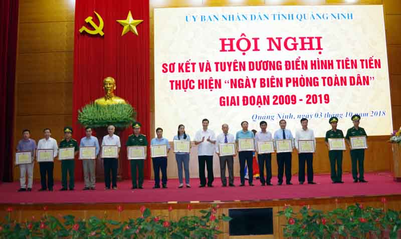 Đồng chí Nguyễn Đức Long, Phó Bí thư Tỉnh uỷ, Chủ tịch UBND tỉnh trao Bằng khen của UBND tỉnh cho những tập thể, cá nhân có thành tích xuất sắc  trong thực hiện 