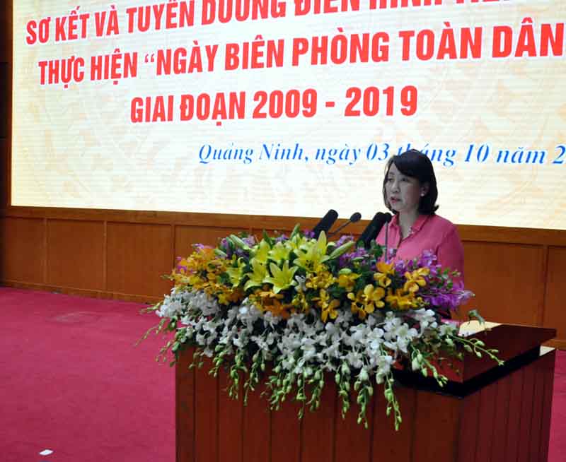 Đồng chí Vũ Thị Thu Thuỷ, Phó Chủ tịch UBND tỉnh báo cáo kết quả thực hiện “Ngày Biên phòng toàn dân” giai đoạn 2009-2019