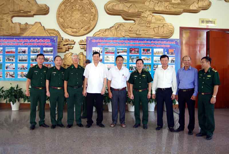 Đồng chí Nguyễn Đức Long, Phó Bí thư Tỉnh uỷ, Chủ tịch UBND tỉnh trò chuyện với các đại biểu về dự hội nghị