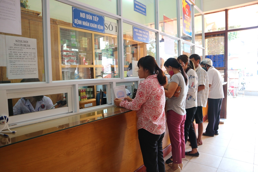Người dân đến làm thủ tục khám, chữa bệnh tại Trung tâm Y tế TP Uông Bí