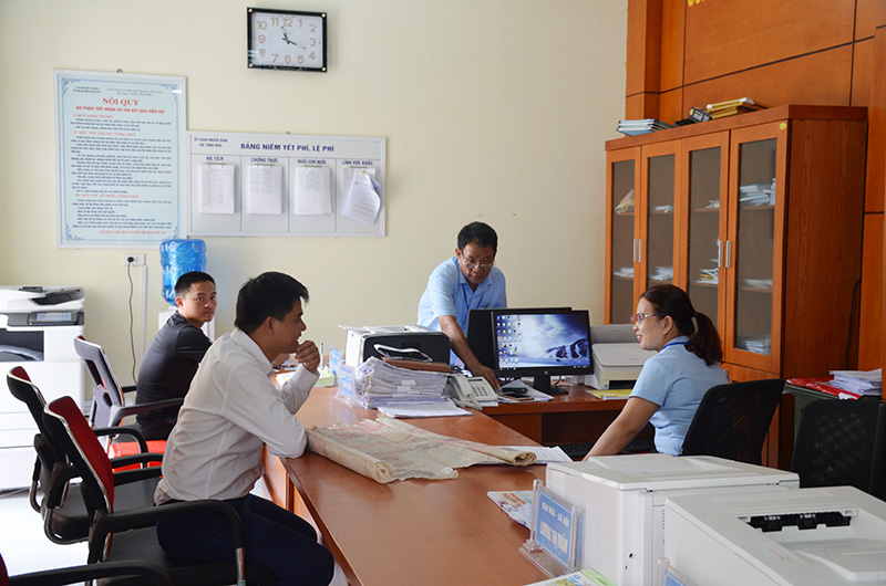 Cán bộ xã Tình Húc, huyện Bình Liêu hướng dẫn người dân giải quyết thủ tục hành chính