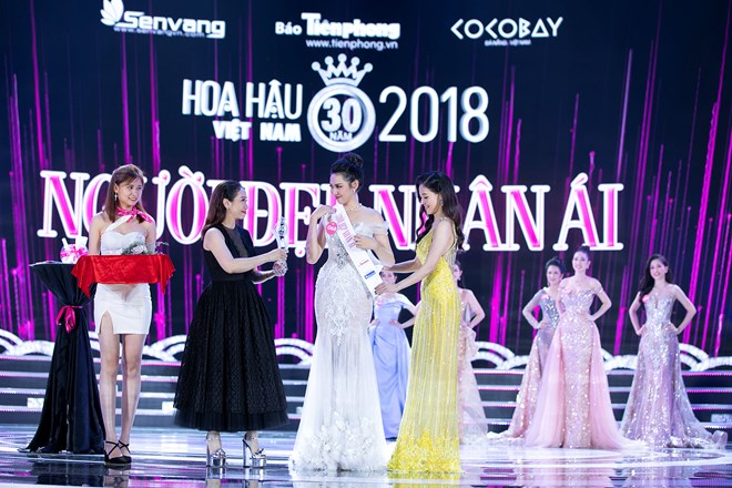 Thùy Tiên nhận giải Hoa hậu nhân ái trong đêm chung kết cuộc thi Hoa hậu Việt Nam 2018 vừa qua. (Ảnh: Mr AT)