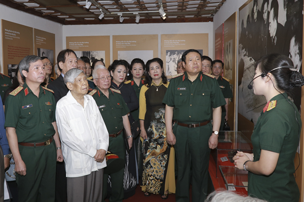 Nguyên Tổng bí thư Lê Khả Phiêu (áo trắng) và nhiều cán bộ quân đội tại triển lãm