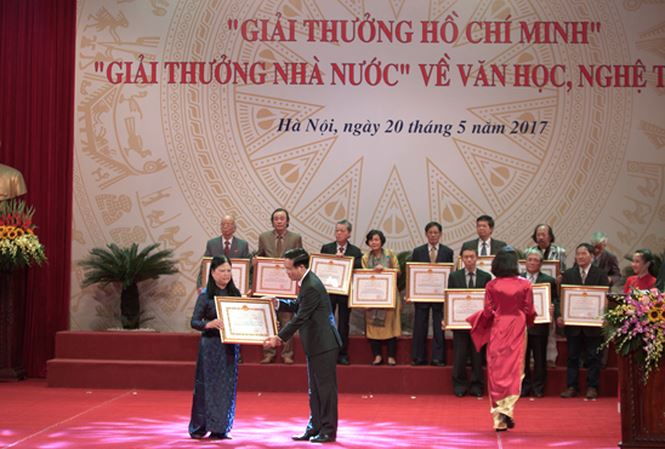 Các tác giả được trao tặng giải thưởng Hồ Chí Minh, giải thưởng Nhà nước về văn học nghệ thuật năm 2016. Ảnh: Nhật Minh ​