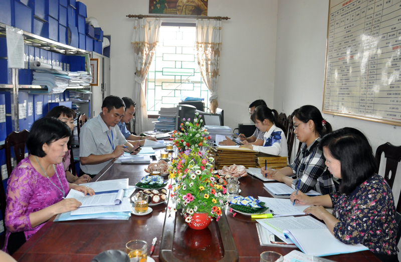 Đoàn giám sát của Thường trực HĐND tỉnh khảo sát tại Trường Mầm non Phương Đông (TP Uông Bí). Ảnh Trúc Linh
