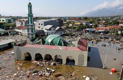 Khung cảnh đổ nát tại thành phố Palu sau thảm họa kép động đất-sóng thần ngày 28/9 (Ảnh: AP).