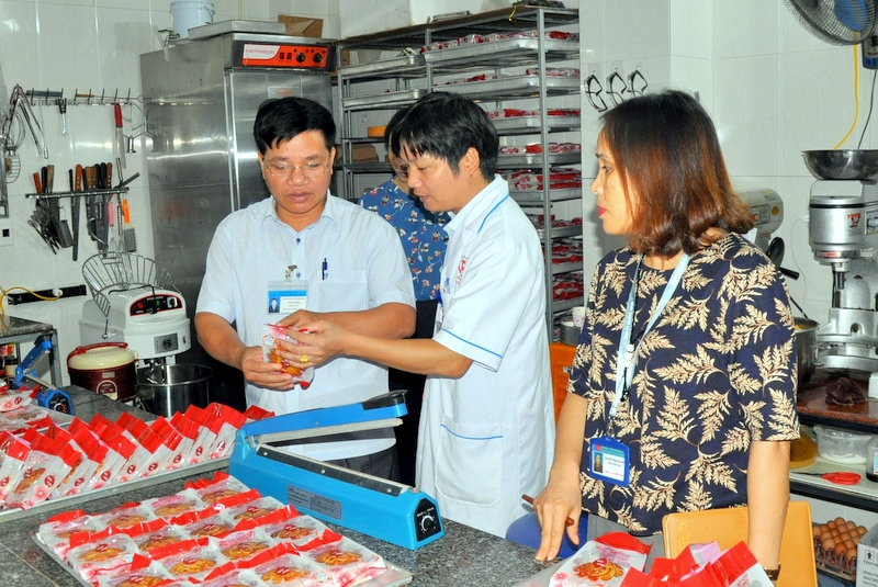 Các thành viên Ban Chỉ đạo liên ngành về ATTP huyện Đầm Hà kiểm tra đột xuất một cơ sở sản xuất bánh Trung thu trên địa bàn huyện dịp Tết Trung thu 2018.
