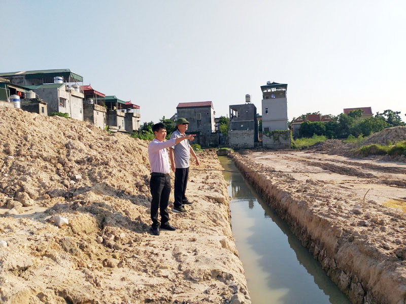 Thường trực HĐND phường Yên Thanh (TP Uông Bí) khảo sát việc triển khai các dự án đầu tư hạ tầng tại khu Lạc Thanh