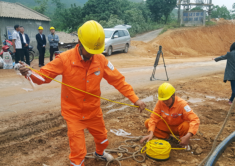 Công nhân Điện lực Ba Chẽ lắp đặt hệ thống điiện cho người dân xã Nam Sơn, huyện Ba Chẽ. (ảnh: Nguyễn Huế)