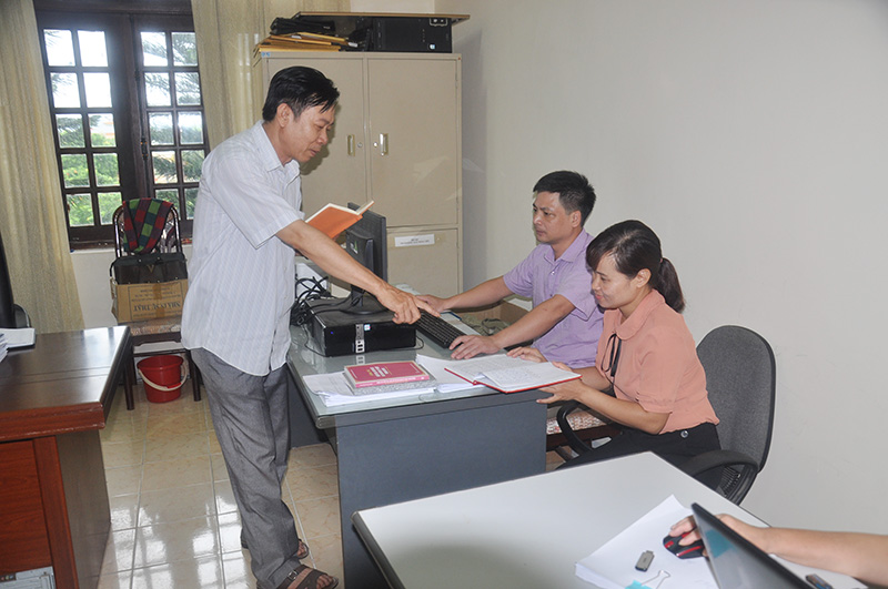 Cán bộ Cơ quan Kiểm tra - Thanh tra huyện Đầm Hà bàn giải pháp thực hiện tốt nhiệm vụ được giao