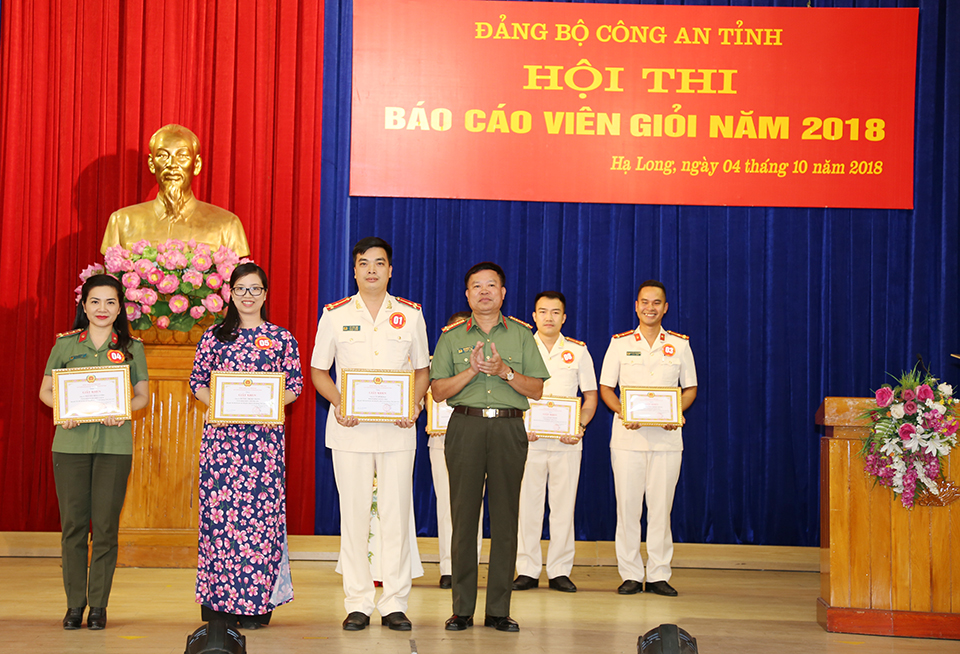 Đại tá Vũ Minh Tuấn, Phó Giám đốc Công an tỉnh trao giải thí sinh đạt giải nhất hội thi 