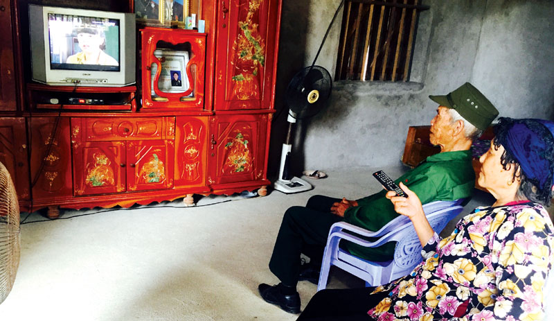 Gia đình ông Trần Văn Lang, thôn Cái Chiên vui mừng khi lần đầu sử dụng các thiết bị điện trong gia đình bằng nguồn điện lưới quốc gia.