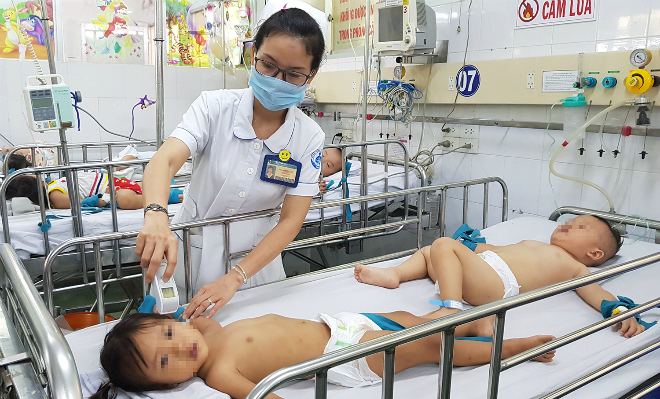 Điều dưỡng Huệ theo dõi trẻ bệnh tay chân miệng trong phòng cấp cứu Khoa Nhiễm, Bệnh viện Nhi đồng 1 ngày 5/10. Ảnh: Lê Phương.