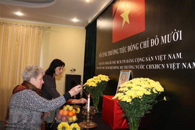 Đại sứ quán Việt Nam tại Ukraine mở sổ tang và tổ chức viếng nguyên Tổng Bí thư Đỗ Mười. 