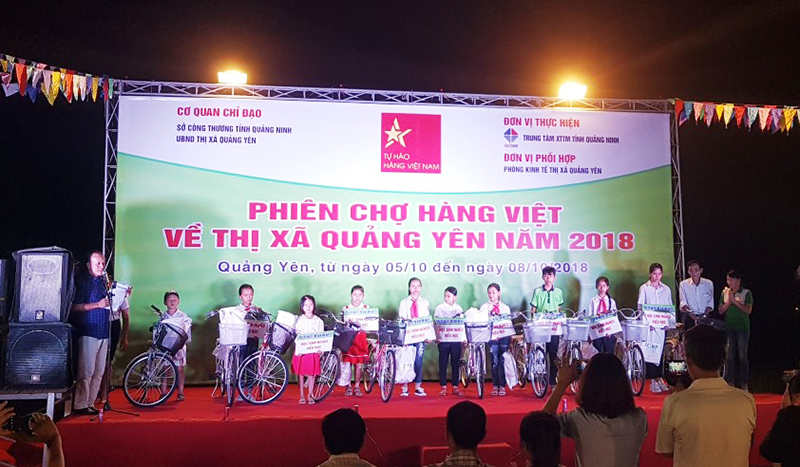 Ban tổ chức trao tặng xe đạp cho các em học sinh có hoàn cảnh khó khăn