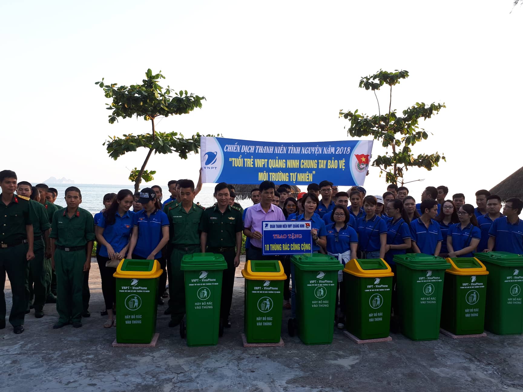 Đoàn thanh niên VNPT Quảng Ninh tặng 10 thùng rác công cộng cho xã đảo Ngọc Vừng (Vân Đồn)