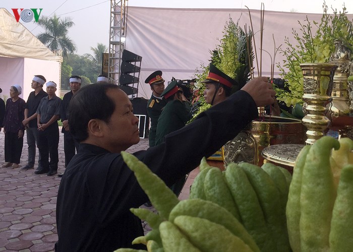 Đồng chí Trần Văn Khương, Bí thư Huyện ủy Thanh Trì thắp hương thành kính, viếng nguyên Tổng Bí thư Đỗ Mười.