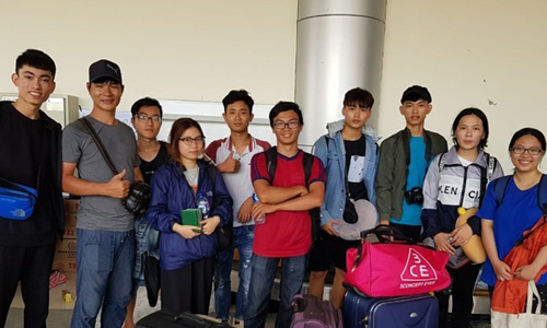 Các sinh viên Việt Nam được đưa đến nơi an toàn sau thảm họa. Ảnh: TTXVN.