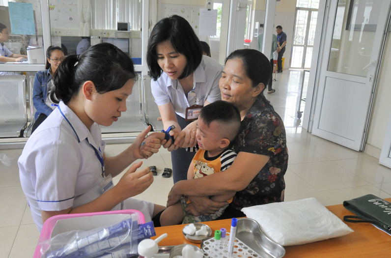 Trẻ được lấy máu để làm xét nghiệm tìm vi rút gây bệnh để tăng hiệu quả điều trị (trong ảnh: Lấy máu xét nghiệm tại Bệnh viện Sản nhi tỉnh). Ảnh: Thu Nguyệt
