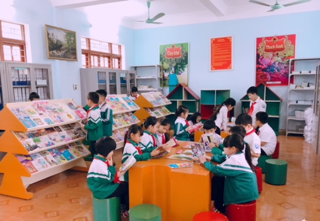 Giờ đọc sách của học sinh tại Thư viện trường Tiểu học Quang Trung (Phường Quang Trung, TP Uông Bí)