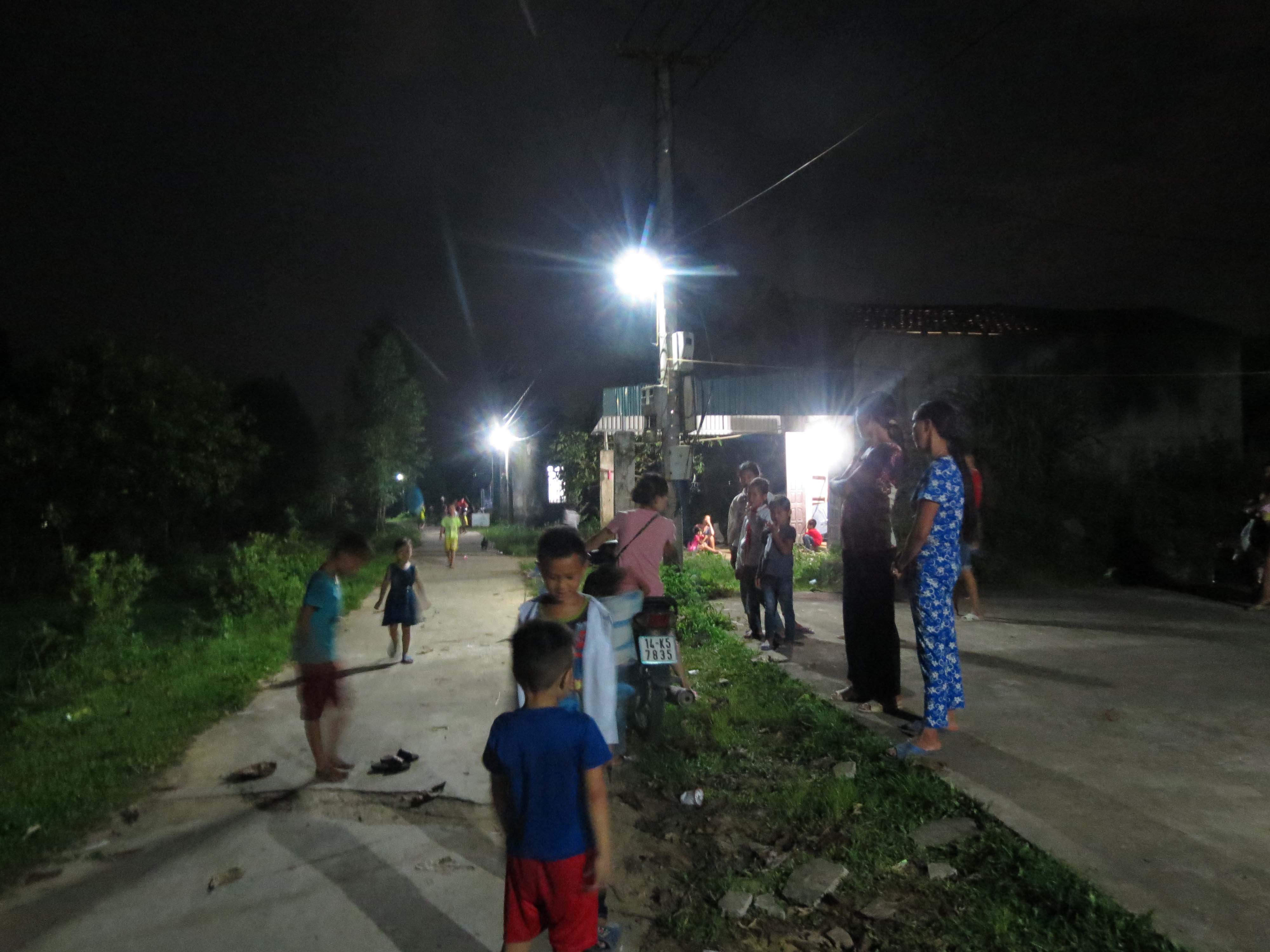Có điện chiếu sáng, người dân thôn Sơn Hải, xã Nam Sơn dễ dàng đi lại, trẻ em thỏa sức vui đùa