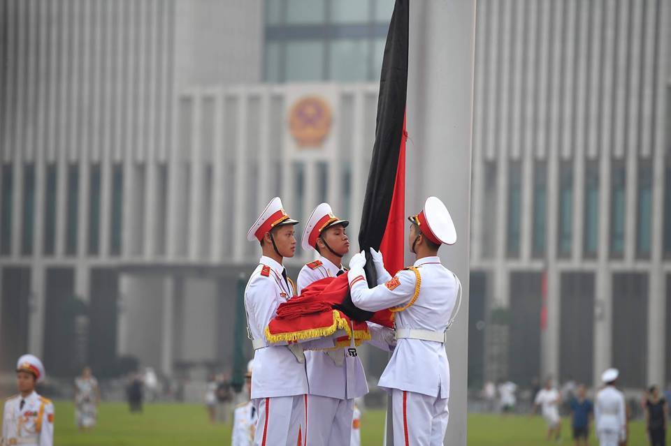 Trong tiếng Quân nhạc cử Quốc ca, cờ rủ Quốc tang nguyên Tổng bí thư Đỗ Mười được kéo lên trên Quảng trường Ba Đình lịch sử. Ảnh: VNN