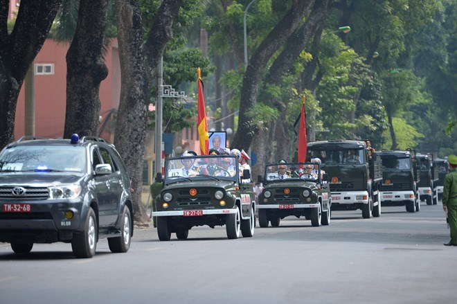 Đoàn xe tang di chuyển trên đường Hoàng Văn Thụ, Ba Đình. Ảnh: TTXVN