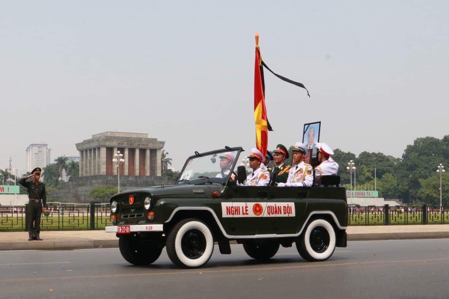 Đoàn xe tang đi qua Lăng Chủ tịch Hồ Chí Minh. Ảnh: VGP/Nhật Bắc