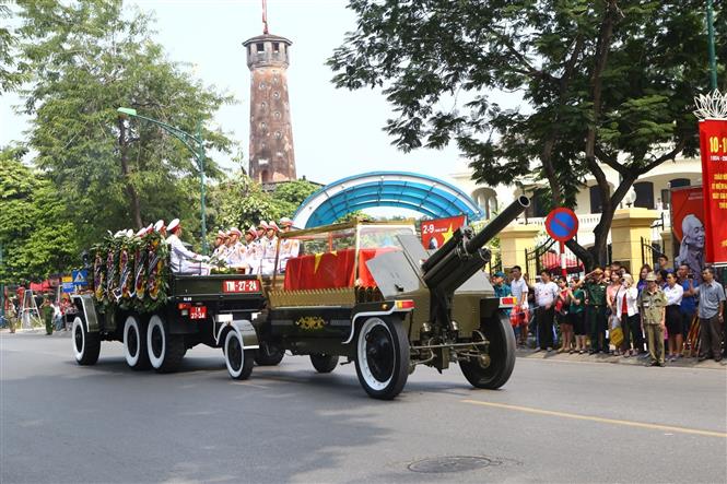 Đoàn xe tang đưa linh cữu nguyên Tổng Bí thư Đỗ Mười di chuyển trên phố Điện Biên Phủ (Hà Nội). Ảnh: TTXVN