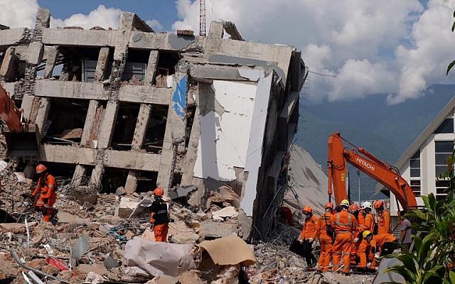 Vẫn còn nhiều nạn nhân bị mắc kẹt trong các lớp bê tông, bùn đất sau thảm hoạ động đất, sóng thần ở Palu.