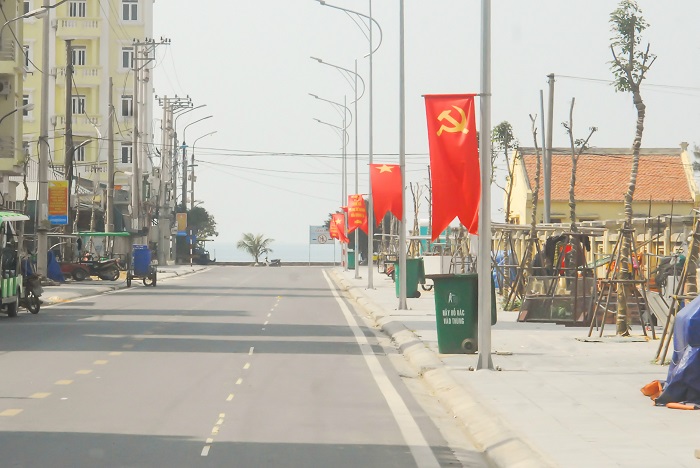 Thùng rác công cộng được bố trí dọc tuyến đường chính thị trấn Cô Tô (huyện Cô Tô).