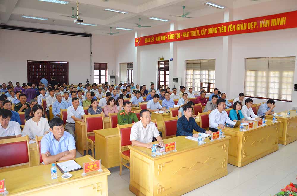 Các đại biểu và đông đảo cử tri huyện Tiên Yên dự buổi tiếp xúc cử tri.