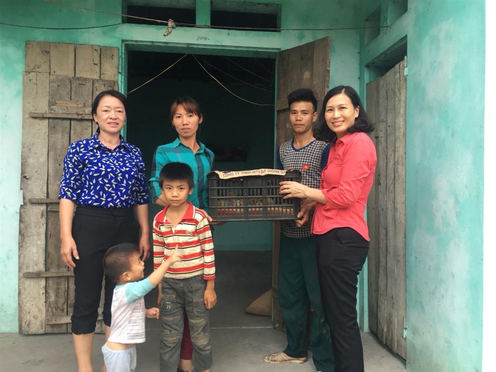 Hội LHPN huyện đã thăm và tặng 20 con gà giống trị giá 1.000.000đ  cho gia đình hội viên Bàn Thị Hà thuộc hộ nghèo của xã để phát triển kinh tế gia đình, góp phần đưa thôn ra khỏi diện thôn đặc biệt khó khăn, hoàn thành chương trình 135 trên địa bàn huyện Hoành Bồ năm 2018.