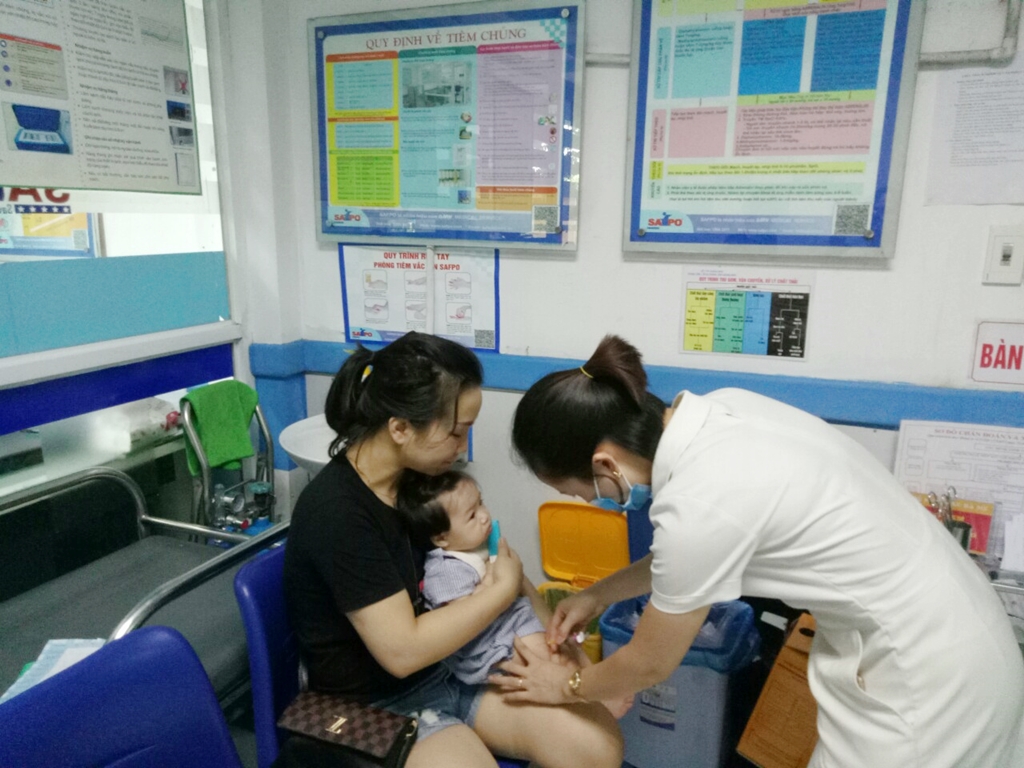 Trẻ được tiêm phòng tại Trung tâm Kiểm soát bệnh tật tỉnh