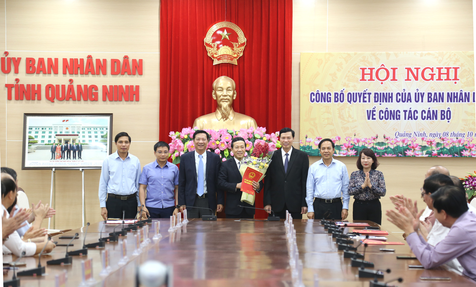 Các đồng chí lãnh đạo tỉnh chúc mừng đồng chí Nguyễn Văn Thành hoàn thành xuất sắc nhiệm vụ.