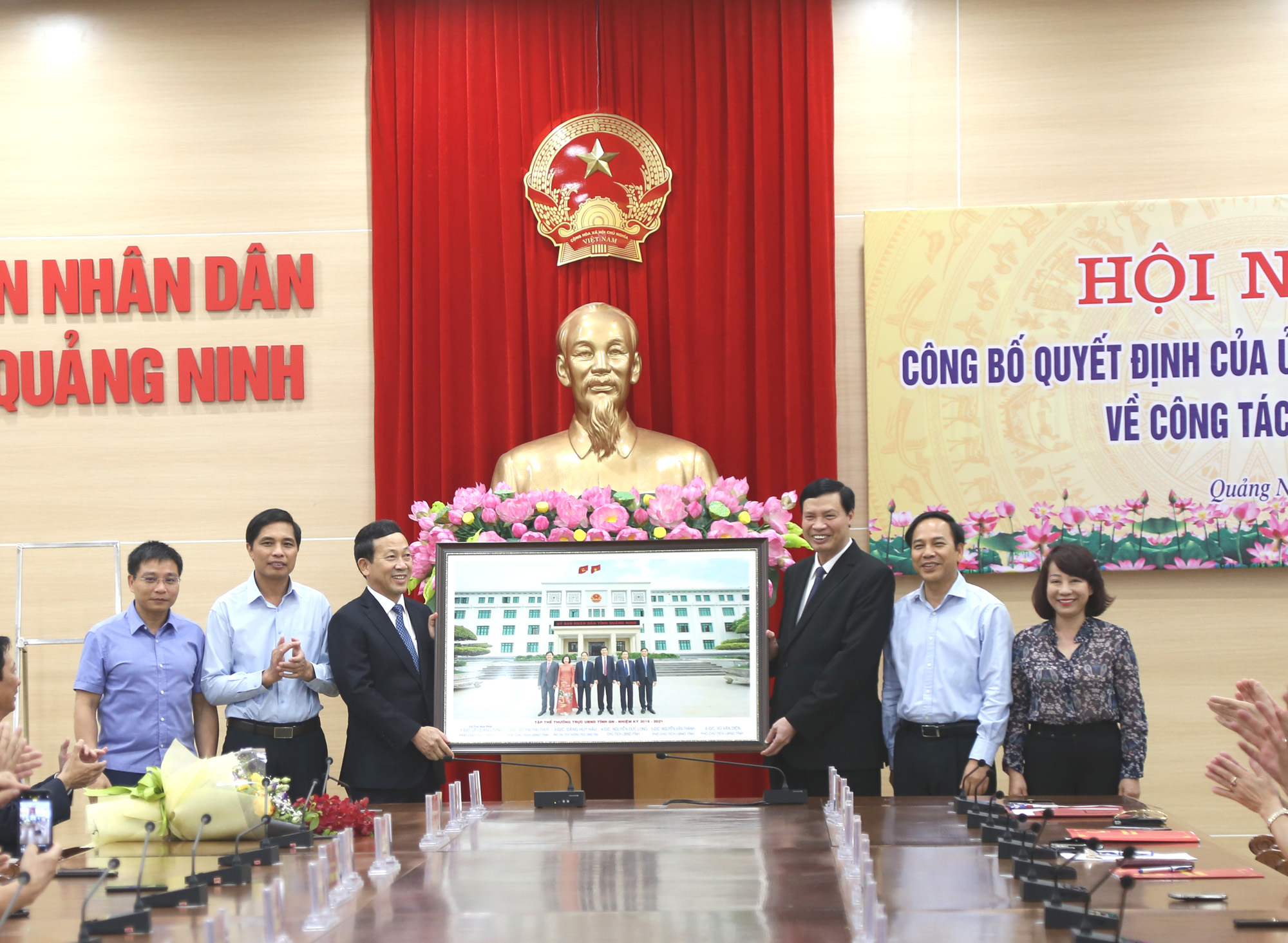 Các đồng chí lãnh đạo tỉnh tặng quà lưu niệm cho đồng chí Nguyễn Văn Thành.