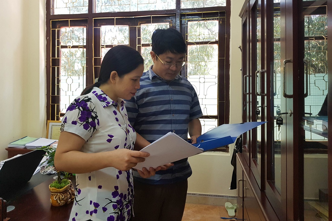 Cán bộ cơ quan Kiểm tra - Thanh tra huyện Tiên Yên rà soát hồ sơ của các cuộc kiểm tra giám sát và thi hành kỷ luật Đảng.