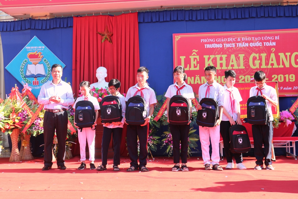 Trường THCS Trần Quốc Toản (TP Uông Bí) tặng quà cho các học sinh có hoàn cảnh khó khăn