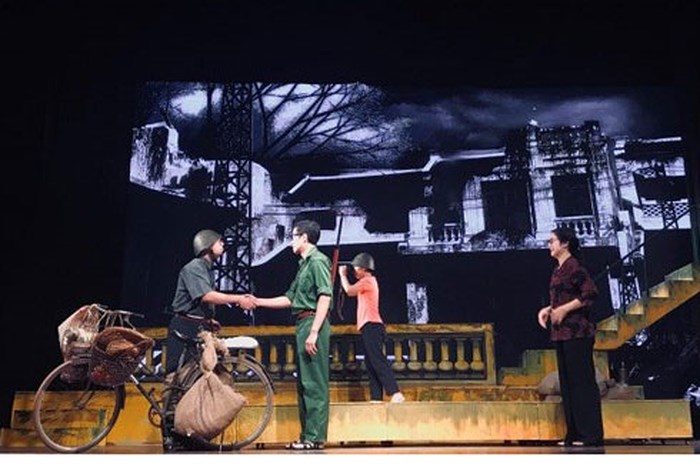 Một cảnh trong vở “Ngôi nhà thành phố” (Nhà hát Kịch Hà Nội) tham dự Liên hoan Sân khấu Thủ đô 2018