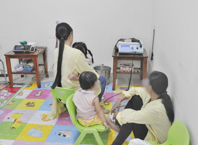Trẻ tự kỷ điều trị tại Bệnh viện Sản Nhi Quảng Ninh. Ảnh: Thu Nguyệt