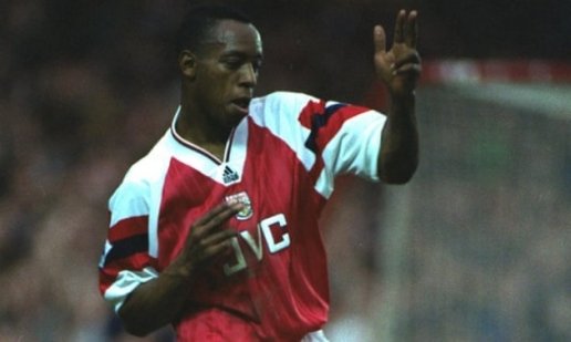  Ian Wright vào tháng 11 năm 1992, từng chia sẻ niềm vui của ông với thoả thuận giữa Arsenal và Adidas.