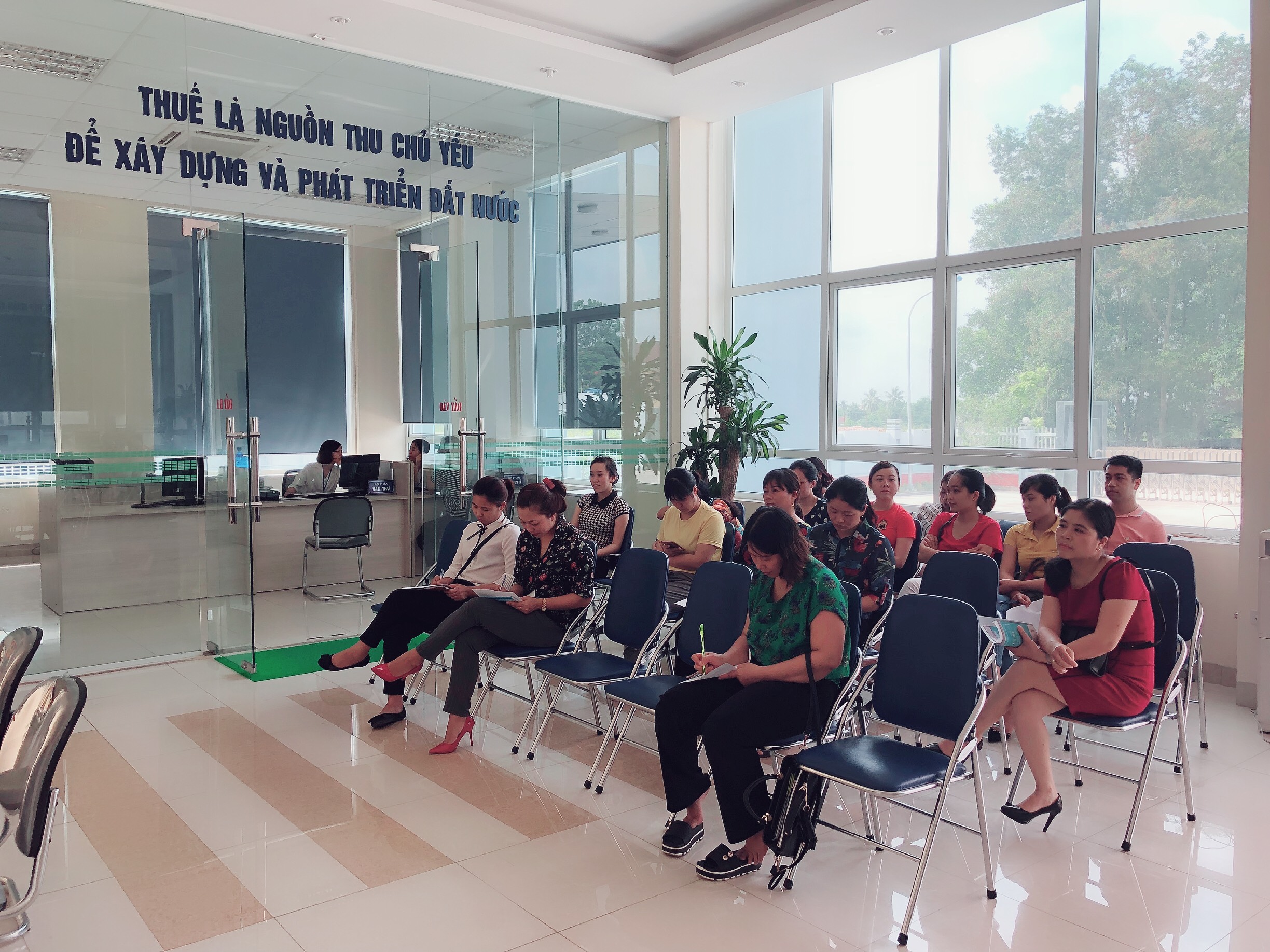 Người nộp thuế tìm hiểu thông tin về chính sách thuế tại Chi cục Thuế khu vực Uông Bí - Quảng Yên.