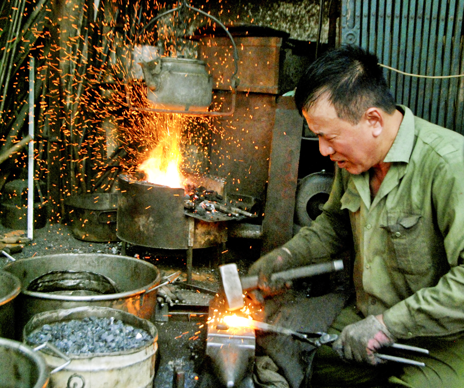 Nghệ nhân Nguyễn Phương Hùng (phố Lò Rèn) giữ lửa nghề. Ảnh: Đặng Linh