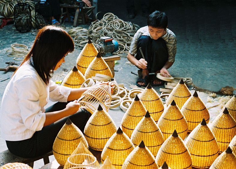 Sản xuất chao đèn ở Phú Vinh (Chương Mỹ). Ảnh: Đức Ninh