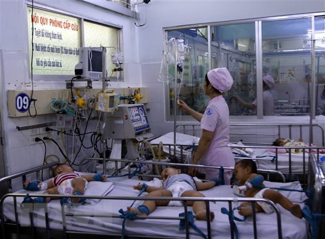 Trẻ mắc bệnh tay chân miệng đang điều trị tại Bệnh viện Nhi đồng 1, Thành phố Hồ Chí Minh. (Ảnh: Hoàng Hải/TTXVN)