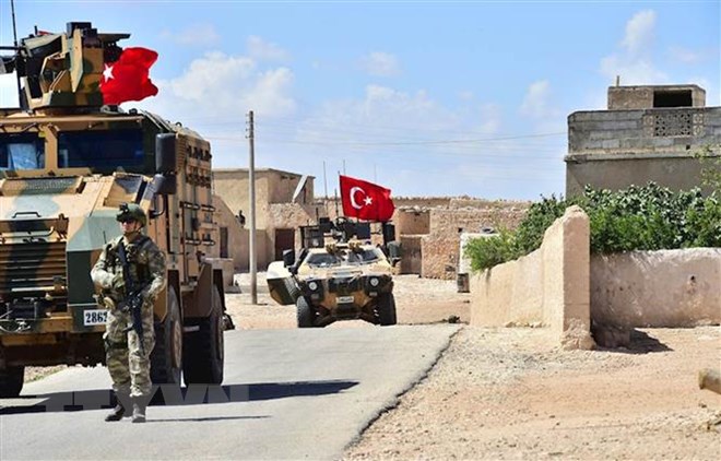 Binh sỹ Thổ Nhĩ Kỳ tuần tra tại thị trấn Manbij, Syria. (Ảnh: AFP/TTXVN)