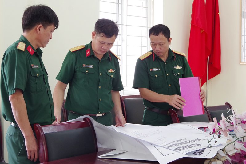 Ban Tác huấn Bộ CHQS tỉnh kiểm tra, hướng dẫn công tác xây dựng kế hoạch huấn luyện tại Ban CHQS huyện Vân Đồn. 